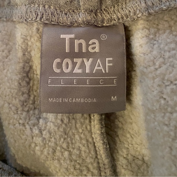 TNA | cozy fleece perfect high rise 3” sweatshorts - Picture 4 of 5